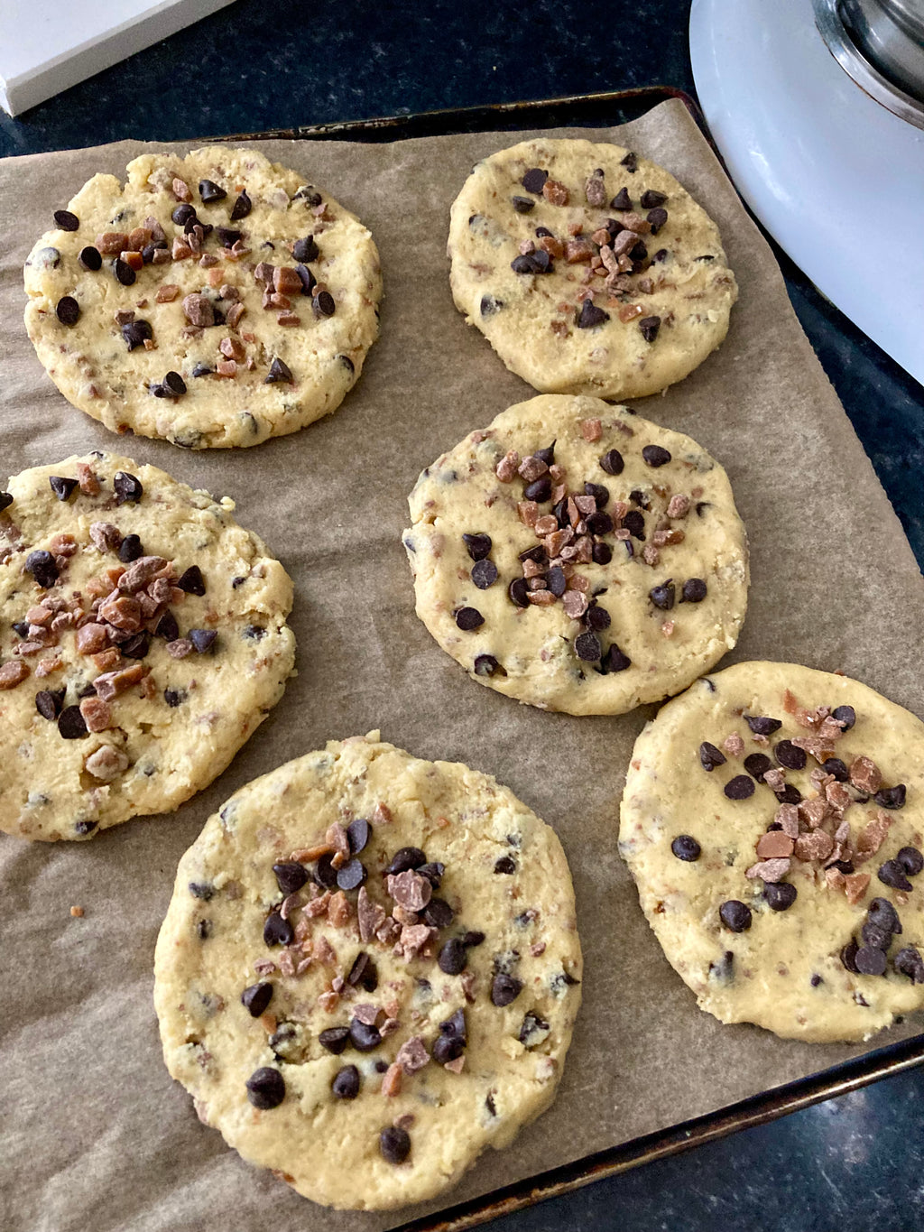 🇸🇪 Yum Yum Cookies Daim® – Pépites de chocolat & éclats de Daim | Anna & Lyne